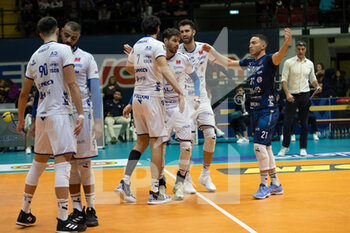 2022-12-04 - Exultation of players Modena after scoring a set point - VERO VOLLEY MONZA VS LEO SHOES MODENA - SUPERLEAGUE SERIE A - VOLLEYBALL