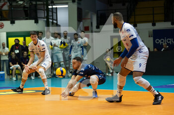 2022-12-04 - Salvatore Rossini (Modena Volley) on defense - VERO VOLLEY MONZA VS LEO SHOES MODENA - SUPERLEAGUE SERIE A - VOLLEYBALL