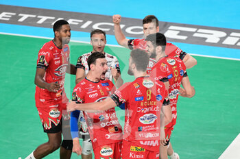 2022-10-27 - The players of Sir Safety Susa Perugia rejoice after scoring a point - CUCINE LUBE CIVITANOVA VS SIR SAFETY SUSA PERUGIA - SUPERLEAGUE SERIE A - VOLLEYBALL
