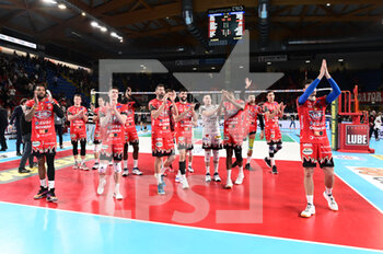 2022-10-27 - The players of Sir Safety Susa Perugia greet the fans at the end of the game - CUCINE LUBE CIVITANOVA VS SIR SAFETY SUSA PERUGIA - SUPERLEAGUE SERIE A - VOLLEYBALL