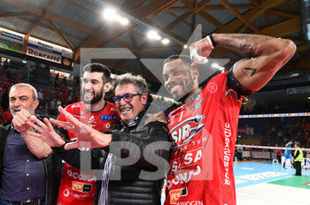 2022-10-27 - Gino Sirci (President of Sir Safety Susa Perugia) and Jaime Jesus Herrera #7 (Sir Safety Susa Perugia) and Flavio Gualberto Resende #15 (Sir Safety Susa Perugia) - CUCINE LUBE CIVITANOVA VS SIR SAFETY SUSA PERUGIA - SUPERLEAGUE SERIE A - VOLLEYBALL