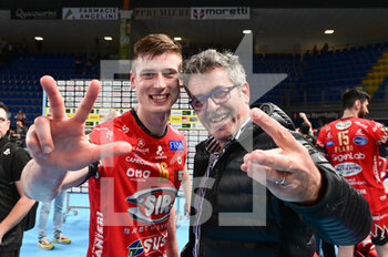 2022-10-27 - Gino Sirci (President of Sir Safety Susa Perugia) and Kamil Semeniuk #16 (Sir Safety Susa Perugia) - CUCINE LUBE CIVITANOVA VS SIR SAFETY SUSA PERUGIA - SUPERLEAGUE SERIE A - VOLLEYBALL