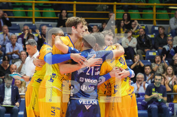 2022-10-26 - Team after winning point (Valsa Group Modena) - LEO SHOES MODENA VS ITAS TRENTINO - SUPERLEAGUE SERIE A - VOLLEYBALL