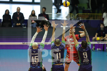 2022-12-18 - Spike of Oleh Plotnytskyi (SIR Safety Perugia) during the 12th day of the Superlega SerieA between Vero Volley Momza vs Sir Safety Perugia - VERO VOLLEY MONZA VS SIR SAFETY SUSA PERUGIA - SUPERLEAGUE SERIE A - VOLLEYBALL