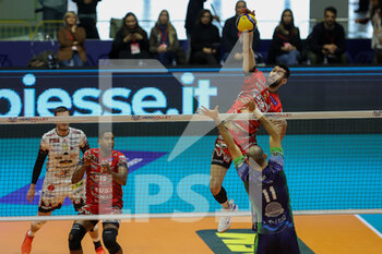 2022-12-18 - Spike of Gualberto Flavio (SIR Safety Perugia) during the 12th day of the Superlega SerieA between Vero Volley Momza vs Sir Safety Perugia - VERO VOLLEY MONZA VS SIR SAFETY SUSA PERUGIA - SUPERLEAGUE SERIE A - VOLLEYBALL