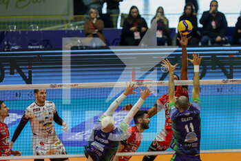 2022-12-18 - Attack of Wilfredo Leon Venero (SIR Safety Perugia) 
 during the 12th day of the Superlega SerieA between Vero Volley Momza vs Sir Safety Perugia - VERO VOLLEY MONZA VS SIR SAFETY SUSA PERUGIA - SUPERLEAGUE SERIE A - VOLLEYBALL