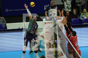2022-12-18 - Attack of Stephen MAAR (Vero Volley Monza) during the 12th day of the Superlega SerieA between Vero Volley Momza vs Sir Safety Perugia - VERO VOLLEY MONZA VS SIR SAFETY SUSA PERUGIA - SUPERLEAGUE SERIE A - VOLLEYBALL