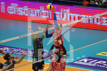 2022-12-18 - Attack of Simone Giannelli (SIR Safety Perugia) during the 12th day of the Superlega SerieA between Vero Volley Momza vs Sir Safety Perugia - VERO VOLLEY MONZA VS SIR SAFETY SUSA PERUGIA - SUPERLEAGUE SERIE A - VOLLEYBALL