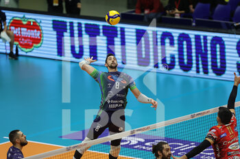 2022-12-18 - Spike of Stephen MAAR (Vero Volley Monza) during the 12th day of the Superlega SerieA between Vero Volley Momza vs Sir Safety Perugia - VERO VOLLEY MONZA VS SIR SAFETY SUSA PERUGIA - SUPERLEAGUE SERIE A - VOLLEYBALL