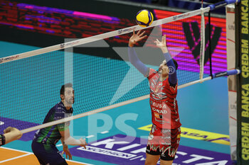 2022-12-18 - Simone Giannelli (SIR Safety Perugia) in action during the 12th day of the Superlega SerieA between Vero Volley Momza vs Sir Safety Perugia - VERO VOLLEY MONZA VS SIR SAFETY SUSA PERUGIA - SUPERLEAGUE SERIE A - VOLLEYBALL