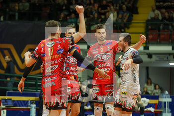 2022-12-18 - Exultation players Sir Safety Perugia after scoring a set point during the 12th day of the Superlega SerieA between Vero Volley Momza vs Sir Safety Perugia - VERO VOLLEY MONZA VS SIR SAFETY SUSA PERUGIA - SUPERLEAGUE SERIE A - VOLLEYBALL