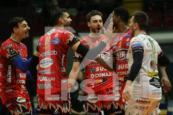 2022-12-18 - Exultation Players of SIR Safety Perugia after scoring a set point during the 12th day of the Superlega SerieA between Vero Volley Momza vs Sir Safety Perugia - VERO VOLLEY MONZA VS SIR SAFETY SUSA PERUGIA - SUPERLEAGUE SERIE A - VOLLEYBALL