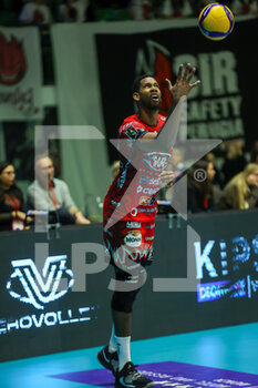 2022-12-18 - Wilfredo Leon Venero (SIR Safety Perugia) at service during the 12th day of the Superlega SerieA between Vero Volley Momza vs Sir Safety Perugia - VERO VOLLEY MONZA VS SIR SAFETY SUSA PERUGIA - SUPERLEAGUE SERIE A - VOLLEYBALL
