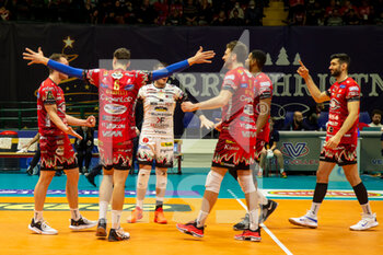 2022-12-18 - Exultation of players of SIR Safety Perugia after scoring a match point during the 12th day of the Superlega SerieA between Vero Volley Momza vs Sir Safety Perugia - VERO VOLLEY MONZA VS SIR SAFETY SUSA PERUGIA - SUPERLEAGUE SERIE A - VOLLEYBALL