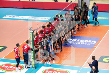 2022-10-01 - Gioiella Prisma Taranto and Cucine Lube Civitanova players, after pandemy, shaking hands before match - GIOIELLA PRISMA TARANTO VS CUCINE LUBE CIVITANOVA - SUPERLEAGUE SERIE A - VOLLEYBALL