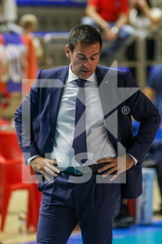 2022-10-01 - Simone Blengini (coach Cucine Lube Civitanova) thinking - GIOIELLA PRISMA TARANTO VS CUCINE LUBE CIVITANOVA - SUPERLEAGUE SERIE A - VOLLEYBALL