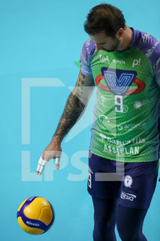 2022-10-16 - Georg Grozer (Vero Volley Monza) goes on serve - GIOIELLA PRISMA TARANTO VS VERO VOLLEY MONZA - SUPERLEAGUE SERIE A - VOLLEYBALL