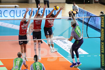 2022-10-16 - Georg Grozer (Vero Volley Monza) spike against the wall of Eric Loeppky (Gioiella Prisma Taranto) Aimone Alletti (Gioiella Prisma Taranto) and Marco Falaschi (Gioiella Prisma Taranto) - GIOIELLA PRISMA TARANTO VS VERO VOLLEY MONZA - SUPERLEAGUE SERIE A - VOLLEYBALL