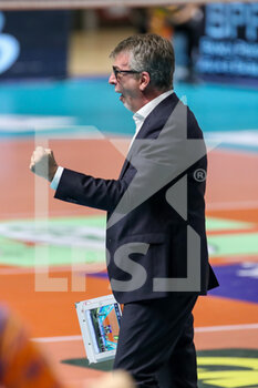 2022-10-16 - Massimo Eccheli (Vero Volley Monza coach) - GIOIELLA PRISMA TARANTO VS VERO VOLLEY MONZA - SUPERLEAGUE SERIE A - VOLLEYBALL