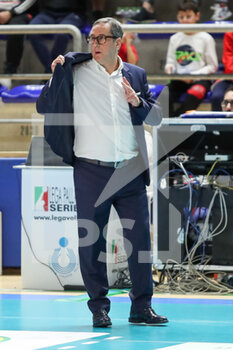 2022-10-16 - Vincenzo Di Pinto (coach Gioiella Prisma Taranto) suggesting schema to his players - GIOIELLA PRISMA TARANTO VS VERO VOLLEY MONZA - SUPERLEAGUE SERIE A - VOLLEYBALL