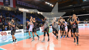 2022-03-08 - The players of Cucine Lube Civitanova greet the fans at the end of the match - FINAL QUARTERS - CUCINE LUBE CIVITANOVA VS JASTRZEBSKI WEGIEL - CEV CUP - VOLLEYBALL