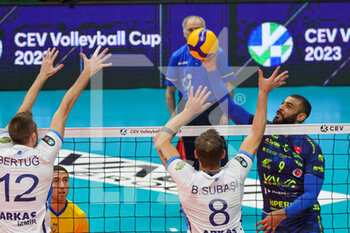 2022-12-14 - Earvin Ngapeth (Valsa Group Modena) and Burutay Subasi (Arkas Izmir) - VALSA GROUP MODENA VS ARKASSPOR - CEV CUP - VOLLEYBALL