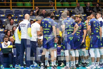 2022-12-14 - Team during time out (Valsa Group Modena) - VALSA GROUP MODENA VS ARKASSPOR - CEV CUP - VOLLEYBALL