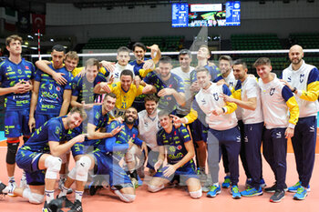 2022-12-14 - Team after the victory (Valsa Group Modena) - VALSA GROUP MODENA VS ARKASSPOR - CEV CUP - VOLLEYBALL