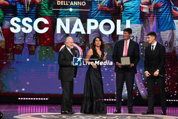 2023-12-06 - Ninth edition Gazzetta Sports Award Cruis Edition in the picture Gepi with the SMC delegate awards the president of Napoli Aurelio De Laurentis and Giovanni Di Lorenzo as team of the year - GAZZETTA SPORTS AWARDS - CRUIS EDITION - EVENTS - OTHER SPORTS