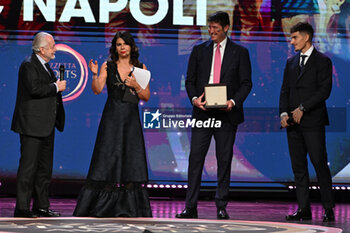 2023-12-06 - Ninth edition Gazzetta Sports Award Cruis Edition in the picture Gepi with the SMC delegate awards the president of Napoli Aurelio De Laurentis and Giovanni Di Lorenzo as team of the year - GAZZETTA SPORTS AWARDS - CRUIS EDITION - EVENTS - OTHER SPORTS