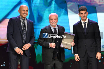 2023-12-06 - Ninth edition Gazzetta Sports Award Cruis Edition in the picture Gepi with the SMC delegate awards the president of Napoli Aurelio De Laurentis and Giovanni Di Lorenzo as team of the year and Luciano Spalletti - GAZZETTA SPORTS AWARDS - CRUIS EDITION - EVENTS - OTHER SPORTS