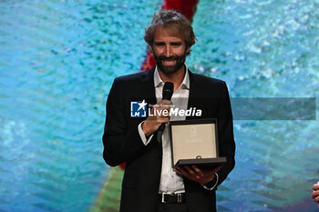 2023-12-06 - Ninth edition Gazzetta Sports Award Cruis Edition in the picture Legend Award to Massimilano Rosolino rewards the Mayor of Naples Gaetano Manfredi - GAZZETTA SPORTS AWARDS - CRUIS EDITION - EVENTS - OTHER SPORTS