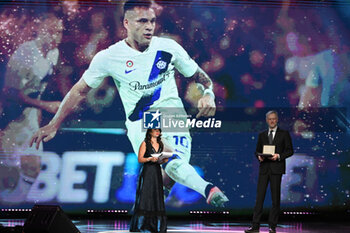 2023-12-06 - Ninth edition Gazzetta Sports Award Cruis Edition in the picture Performance of the Year Award Lautaro Martinez collects the award Giuseppe Marotta - GAZZETTA SPORTS AWARDS - CRUIS EDITION - EVENTS - OTHER SPORTS
