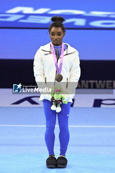 2023-10-06 - Simone BILES (USA) during the medal ceremony - 52ND ARTISTIC GYMNASTICS WORLD CHAMPIONSHIPS - WOMEN'S INDIVIDUAL ALL-AROUND FINAL - GYMNASTICS - OTHER SPORTS