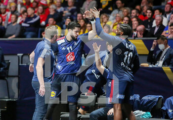 27/01/2023 - Coach Guillaume Gille, Nicolas Tournat and Dika Mem of France during the IHF Men's World Championship 2023, Semi-Finals Handball match between France and Sweden on January 27, 2023 at Tele2 Arena in Stockholm, Sweden - HANDBALL - IHF MEN'S WORLD CHAMPIONSHIP 2023 - 1/2 - FRANCE V SWEDEN - PALLAMANO - ALTRO