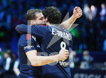 27/01/2023 - Elohim Prandi and Kentin Mahe of France celebrate at full time during the IHF Men's World Championship 2023, Semi-Finals Handball match between France and Sweden on January 27, 2023 at Tele2 Arena in Stockholm, Sweden - HANDBALL - IHF MEN'S WORLD CHAMPIONSHIP 2023 - 1/2 - FRANCE V SWEDEN - PALLAMANO - ALTRO
