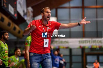 2023-05-10 - Davor Cutura Medic Coach of Brixen
Brixen Handball - Raimond Handball Sassari
FIGH Serie A Mascile 2022-2023
Semifinale Playoff Gara3
Bressanone, 10/05/2023
Foto di Luigi Canu - PLAYOFF - SEMIFINALE - SSV BRIXEN VS RAIMOND SASSARI G3 - HANDBALL - OTHER SPORTS
