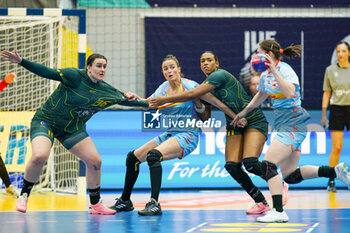 2023-12-06 - Yvette Broch of the Netherlands fightiing for position with Marcela Pivot Santos Arounian of Brazil during the 26th IHF Women's World Championship 2023, Main Round IV Handball match between Netherlands and Brazil on December 6, 2023 at Arena Nord in Fredrikshavn, Denmark - HANDBALL - IHF WOMEN'S WORLD CHAMPIONSHIP 2023 - NETHERLANDS V BRAZIL - HANDBALL - OTHER SPORTS