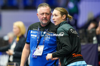 2023-12-06 - Coach Daniel Larsson of the Netherlands talking to Lois Abbingh during the 26th IHF Women's World Championship 2023, Main Round IV Handball match between Netherlands and Brazil on December 6, 2023 at Arena Nord in Fredrikshavn, Denmark - HANDBALL - IHF WOMEN'S WORLD CHAMPIONSHIP 2023 - NETHERLANDS V BRAZIL - HANDBALL - OTHER SPORTS