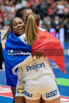 2023-12-17 - French players celebrate the victory during the 26th IHF Women's World Championship, Final Handball match between France and Norway on December 17, 2023 at Jyske Bank Boxen in Herning, Denmark - HANDBALL - IHF WOMEN'S WORLD CHAMPIONSHIP 2023 - FINAL - FRANCE V NORWAY - HANDBALL - OTHER SPORTS