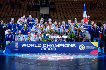 2023-12-17 - The French team celebrates the title during the 26th IHF Women's World Championship, Final Handball match between France and Norway on December 17, 2023 at Jyske Bank Boxen in Herning, Denmark - HANDBALL - IHF WOMEN'S WORLD CHAMPIONSHIP 2023 - FINAL - FRANCE V NORWAY - HANDBALL - OTHER SPORTS