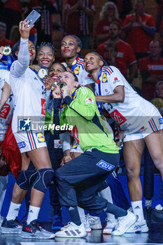 2023-12-17 - The French team celebrates the title with a selfie during the 26th IHF Women's World Championship, Final Handball match between France and Norway on December 17, 2023 at Jyske Bank Boxen in Herning, Denmark - HANDBALL - IHF WOMEN'S WORLD CHAMPIONSHIP 2023 - FINAL - FRANCE V NORWAY - HANDBALL - OTHER SPORTS