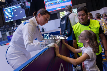 2023-07-25 - Navarria Mara (ITA) signing autographs - FIE SENIOR FENCING WORLD CHAMPIONSHIPS - DAY4 - FENCING - OTHER SPORTS