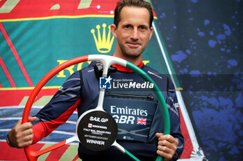 2023-09-24 - Ben Ainslie Great Britain skipper with the trophy. - ROCKWOOL ITALY SAIL GRAND PRIX - SAILING - OTHER SPORTS