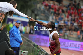 2023-06-02 - DIAZ HERNANDEZ greets his fans during the Golden Gala Pietro Mennea 2023, part of the 2023 Diamond League series at Ridolfi Stadium on June 02, 2023 in Florence, Italy. - DIAMOND LEAGUE - GOLDEN GALA - INTERNATIONALS - ATHLETICS