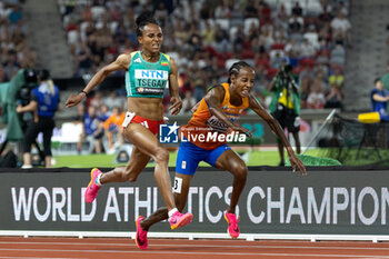 2023-08-19 - Sifan Hassan (NED) falls approaching the finish line, Gudaf Tsegay (ETH) wins, 10,000 Metres Women Final during the World Athletics Championships 2023 on August 19, 2023 at Nemzeti Atletikai Kozpont in Budapest, Hungary - ATHLETICS - WORLD ATHLETICS CHAMPIONSHIPS 2023 - INTERNATIONALS - ATHLETICS