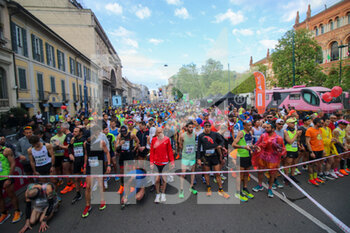 2023-04-02 - Runners preparing for the start of Milano Marathon 2023 - MILANO MARATHON - MARATHON - ATHLETICS