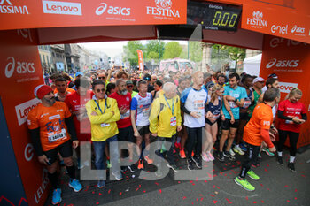 2023-04-02 - Runners at the start of the relay marathon - MILANO MARATHON - MARATHON - ATHLETICS