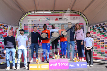 2023-04-02 - Women's podium with sponsor representatives - MILANO MARATHON - MARATHON - ATHLETICS