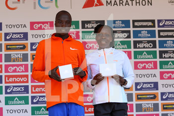 2023-04-02 - Cherop Sharon Jemutai (KEN) and Kwemoi Andrew Rotich (UGA), marathon winners, on the podium - MILANO MARATHON - MARATHON - ATHLETICS